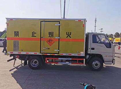 昆玉爆破器材运输车技术升级与安全合规新趋势